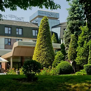 & Szálloda